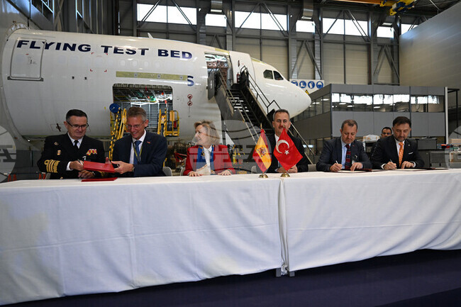 АА: Турция подписа споразумение с Испания за износ на турски учебно-тренировъчни самолети „Хюржет“