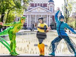 Артистите от Cirque du Soleil вече са у нас и са се успепил да направят разходиха из София, снимка – „БГ саунд сгейдж“.