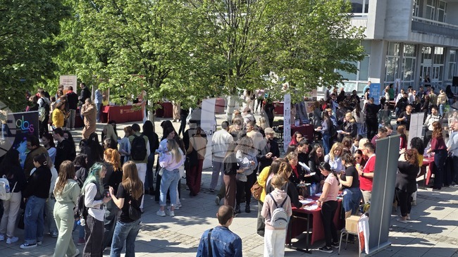 Около 40 работодателски организации представиха дейността си на кариерно изложение в ЮЗУ „Неофит Рилски“