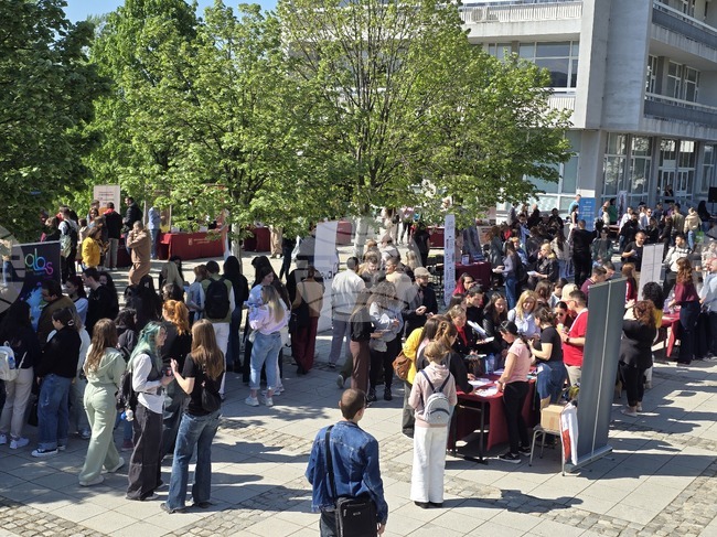 Около 40 работодателски организации представиха дейността си на кариерно изложение в ЮЗУ „Неофит Рилски“