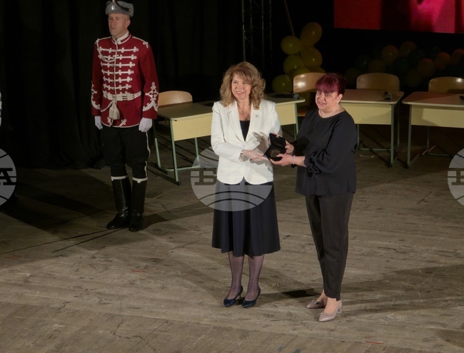 Президентът Илияна Йотова беше гост на честването на 100-годишнината на видинското училище „Петко Рачов Славейков“