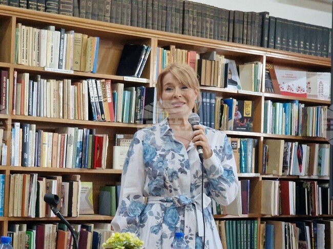 Мира Добрева представи във Велико Търново втората си книга за столетниците и каза, че е написала пиеса по темата