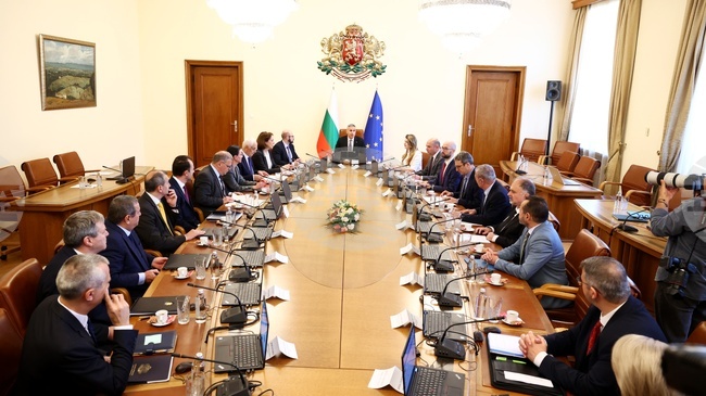 Докладваха ми за скандални загуби във веригата „Магазини за хората“, заяви служебният премиер Андрей Гюров 