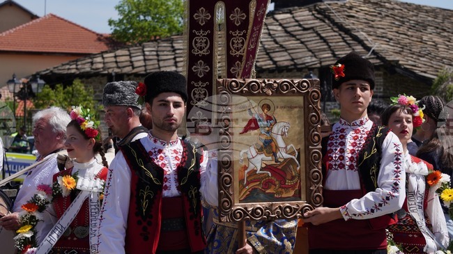 Тържествено шествие на дърворезбари събира творци от цялата страна в Трявна за Гергьовден