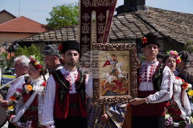 Тържествено шествие на дърворезбари събира творци от цялата страна в Трявна за Гергьовден