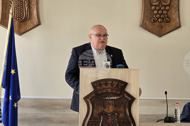 Проблемът с подпочвените води в гробищния парк няма да се реши без възстановяване на отводнителната система, каза кметът на Видин Цветан Ценков