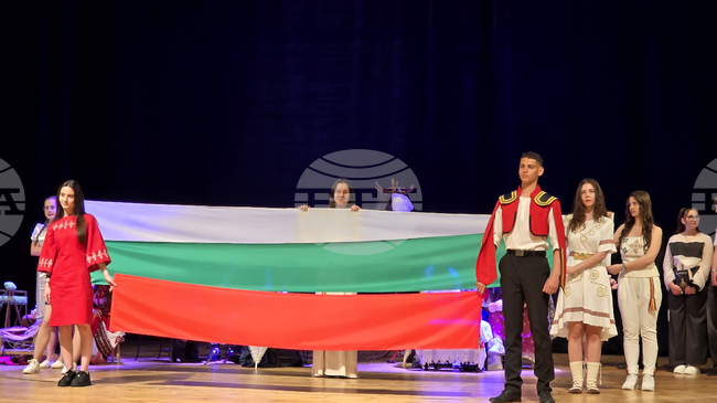 Ученици и преподаватели от Неврокопската професионална гимназия „Димитър Талев“ в Гоце Делчев представиха ревю-спектакъла „Нишка на времето“