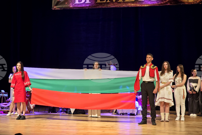 Ученици и преподаватели от Неврокопската професионална гимназия „Димитър Талев“ в Гоце Делчев представиха ревю-спектакъла „Нишка на времето“