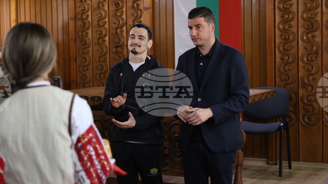 С аплодисменти и тържествена церемония Иван Димов бе посрещнат в родния си град Сопот след европейското първенство по вдигане на тежести