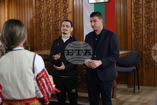 С аплодисменти и тържествена церемония Иван Димов бе посрещнат в родния си град Сопот след европейското първенство по вдигане на тежести