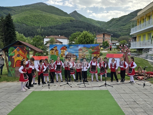 Село Мосомище - Детска градина „Пролет“ - концерт