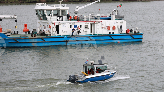 Представители на различни институции демонстрираха в Русе действия по медицинска евакуация от кораб в Дунав и обезопасяване на плаването