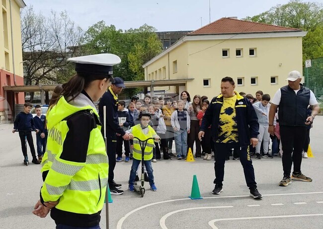 Шуменски ученици се включиха в инициативата по пътна безопасност „Не си сам на пътя“