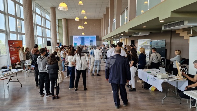 Частни компании и професионални гимназии представиха дейността си на второто издание на "Панаир на професиите" в Общинския младежки дом в Шумен