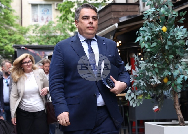 Най-важната новина днес е, че бюджетът излезе на нула, заяви Асен Василев преди заседанието групата на ПП-ДБ и отклони въпроса дали тя ще се разпадне