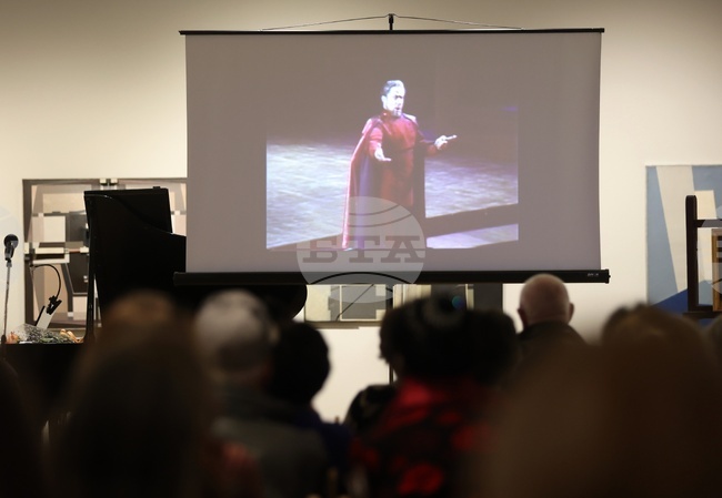  Софийска градска художествена галерия - Никола Гюзелев - монография