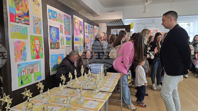 Наградиха отличените участници в 21-вото издание на Националния конкурс за детска рисунка „Три звездички“ в Свищов