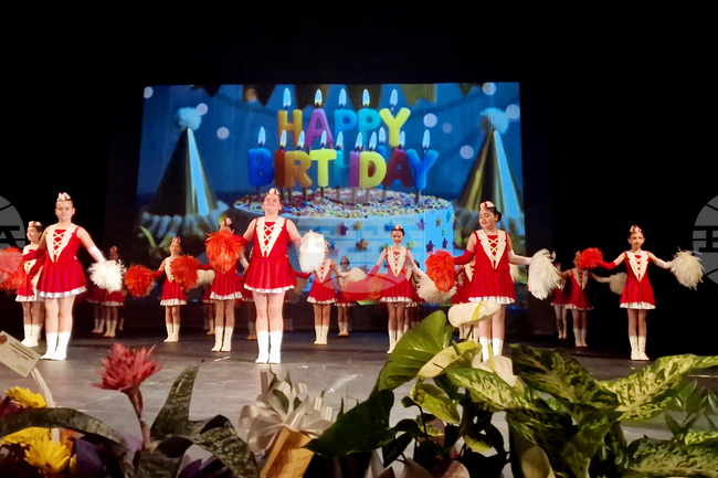 Детската танцова школа „Капчици“ и мажоретният състав към Центъра за работа с деца отпразнуваха с приятели своите рождени дни