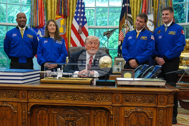 Trump NASA Artemis Moonshot