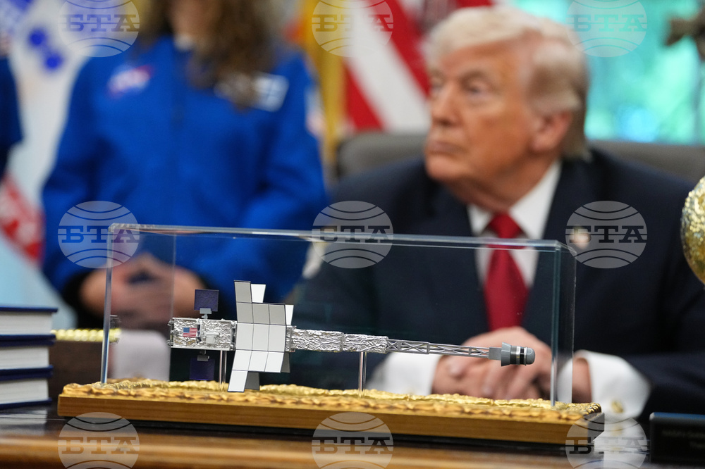 Trump NASA Artemis Moonshot