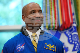Trump NASA Artemis Moonshot