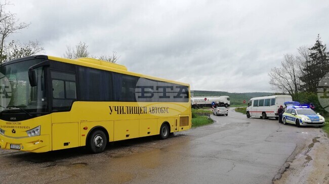 Шофьор пострада при инцидент с два автобуса и лек автомобил край разклона за Самуил