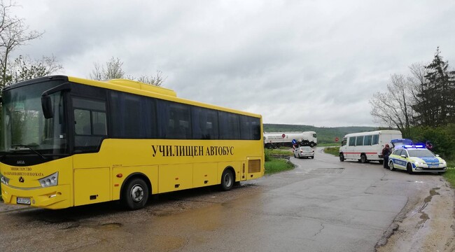 Шофьор пострада при инцидент с два автобуса и лек автомобил край разклона за Самуил