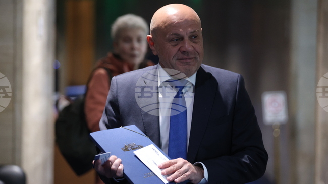Опозицията трябва да е алтернатива на управлението, каза Томислав Дончев