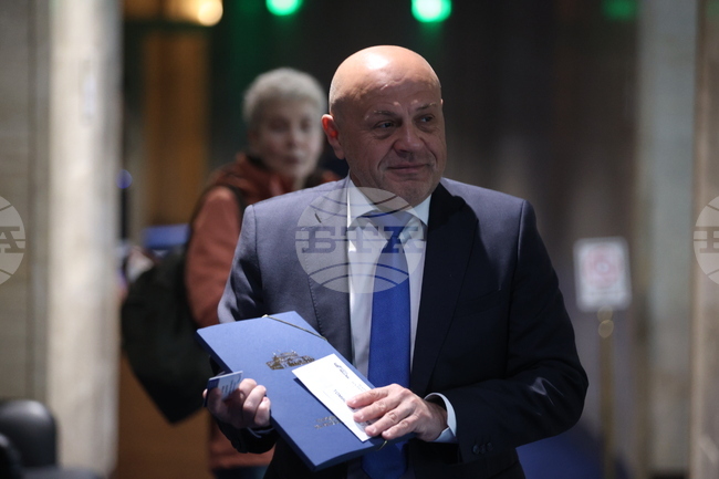 Опозицията трябва да е алтернатива на управлението, каза Томислав Дончев