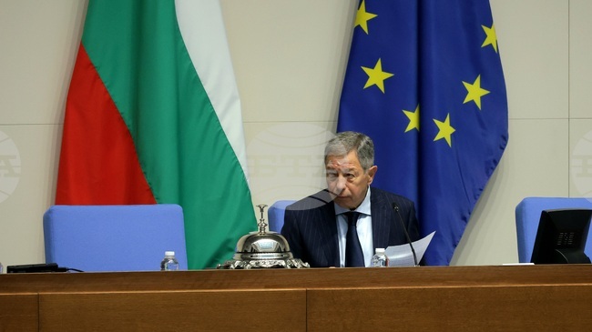 Този парламент започва в труден период, да върнем силата на закона, каза председателстващият заседанието Румен Миланов 