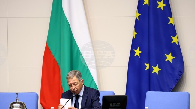 Най-възрастният присъстващ народен представител Румен Миланов откри първото заседание на 52-рото Народно събрание