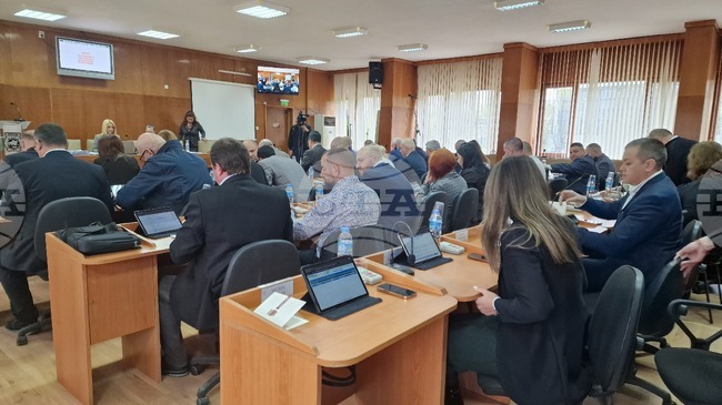 Общинският съвет в Шумен гласува присъждане на почетни звания и награди, както и увеличение на таксата за притежаване на куче