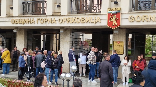 Протест под наслов „Не пипайте болницата“ се проведе пред Община Горна Оряховица