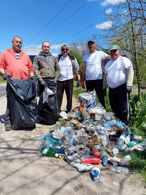 Лесовъди от ДЛС „Воден – Ири Хисар“ почистиха силно замърсен крайпътен участък