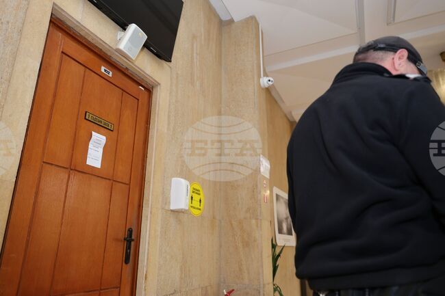 Районният съд в Бургас остави в ареста съдебния заседател Пламен Делев, измамил няколко души за 150 000 евро