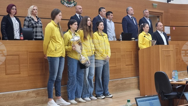 Шампионките на България по волейбол за жени от Марица (Пловдив) бяха посрещнати с аплодисменти в пловдивския общински съвет