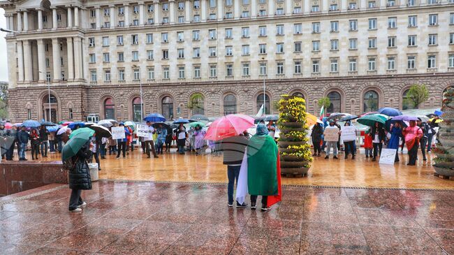 Протестиращи в София представители на транспортния сектор, клиенти и служители на ЗАД „ДаллБогг: Живот и здраве“ АД поискаха оставката на КФН