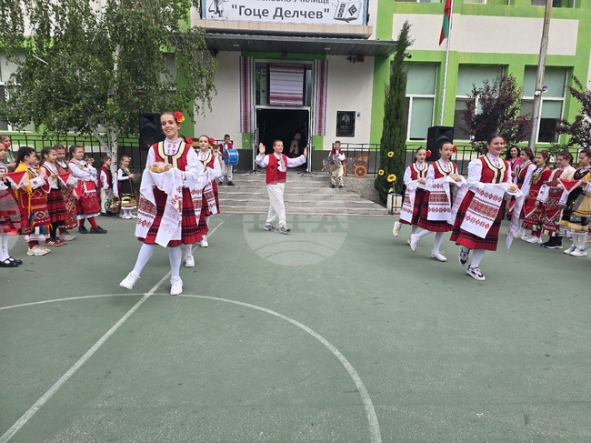 Първото издание на фолклорния фестивал „Беласица пее, хоро се люлее“ се проведе в двора на Трето основно училище „Гоце Делчев“ – Петрич
