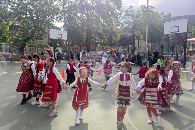 Петрич - фолклорен фестивал „Беласица пее, хоро се люлее“