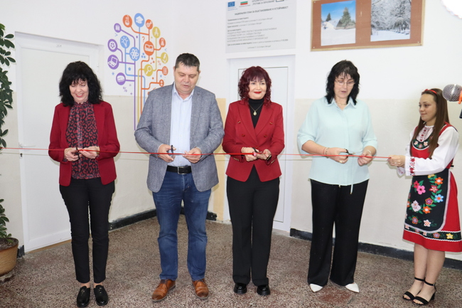 Средно училище „Св. св. Кирил и Методий“ в Антоново откри модерен STEM център