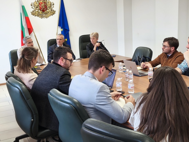 Министерство на младежта и спорта: Министър Илиев проведе среща с представители на националните работни групи в младежкия сектор