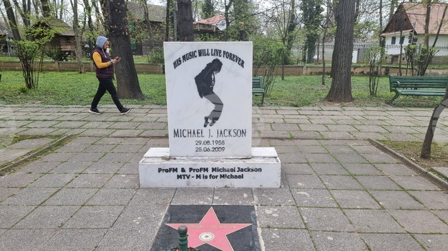 В Букурещ има паметник на Майкъл Джексън 