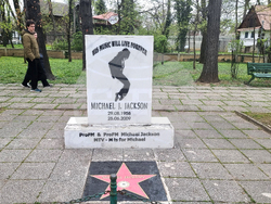 Румъния - Букурещ - паметник на Майкъл Джексън