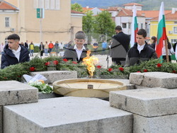 Панагюрище - 150 години от Априлското въстание - гирлянда - полагане