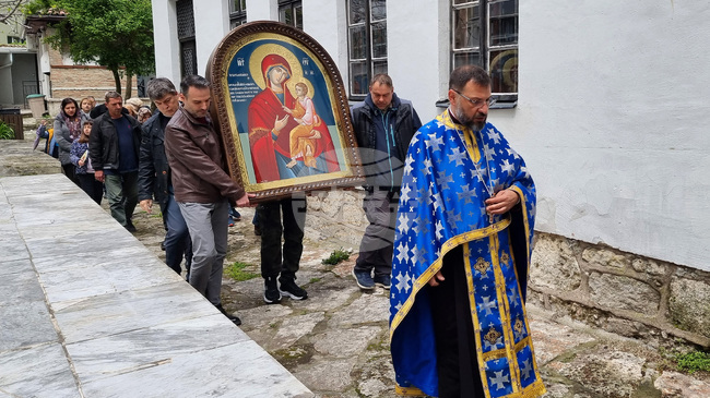 Почетоха пристигането на чудотворната икона на Света Богородица Скоропослушница във варненския храм „Св. Архангел Михаил“ 