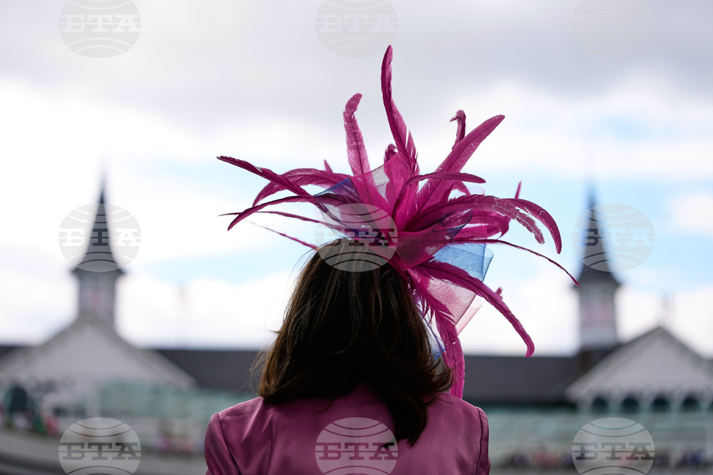 APTOPIX Kentucky Oaks Horse Racing