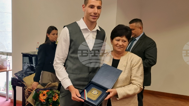 Лекоатлетът Божидар Саръбоюков бе отличен с почетен знак, плакет и 1000 евро на днешния Ден на Харманли