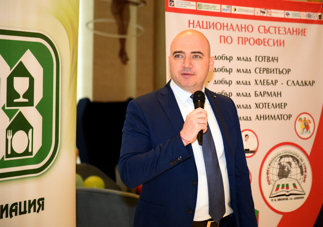 Очакванията са летният сезон да e с 5 процента ръст спрямо 2019 г., каза министър Илин Димитров