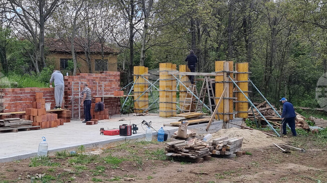 В село Червен брег, община Дупница, доброволци изграждат навес в двора на църквата „Свети Никола“
