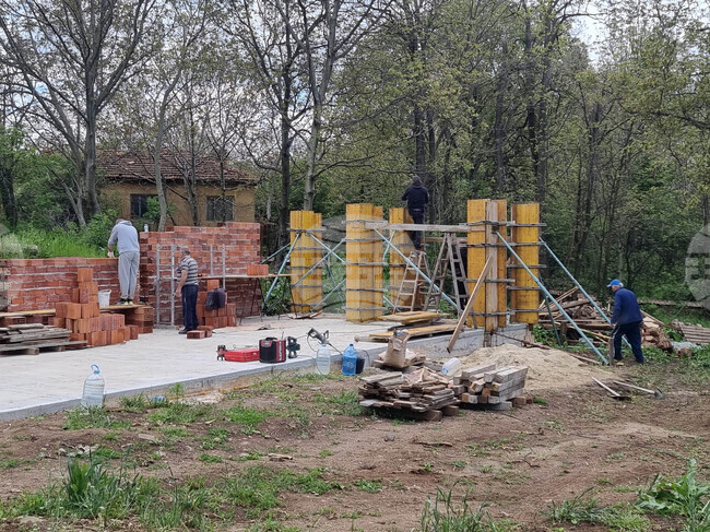 В село Червен брег, община Дупница, доброволци изграждат навес в двора на църквата „Свети Никола“